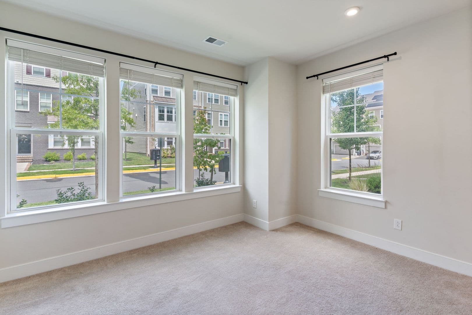 Dumfries House: 17713 Longspur Cove Lane