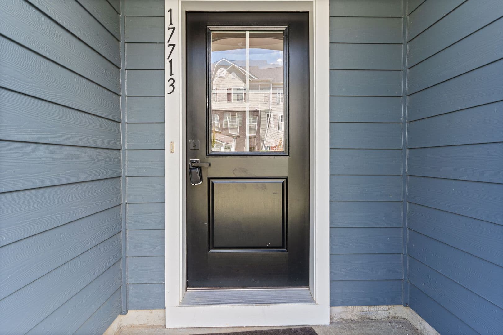 Dumfries House: 17713 Longspur Cove Lane