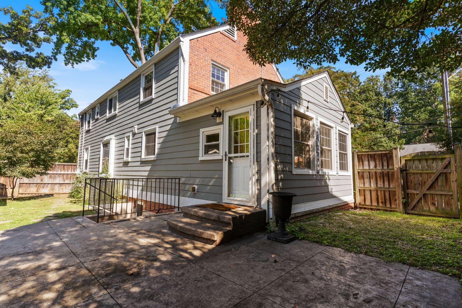 Alexandria House: 3114 Russell Rd