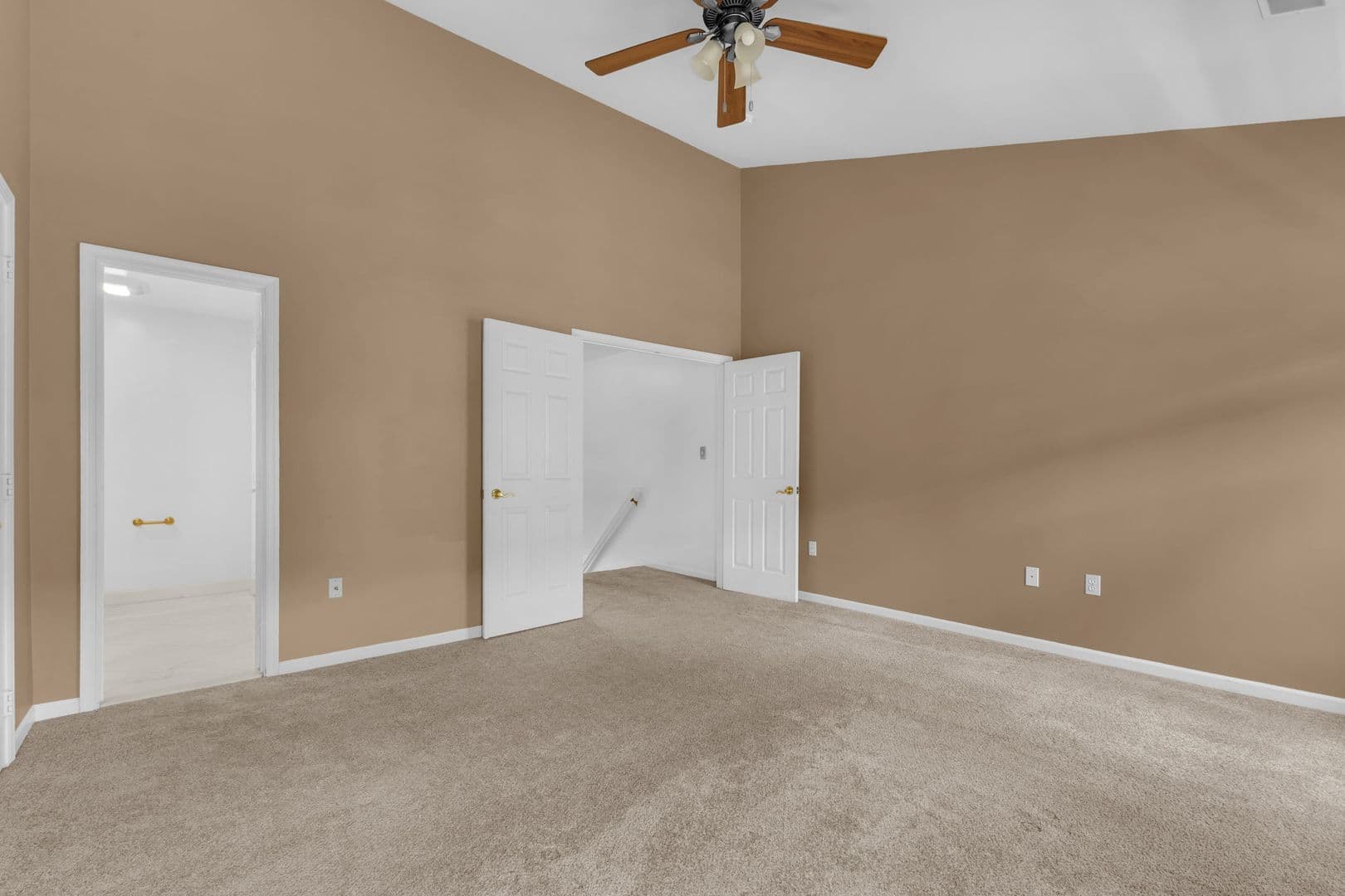 Alexandria House: 5937 Kirkcaldy Ln