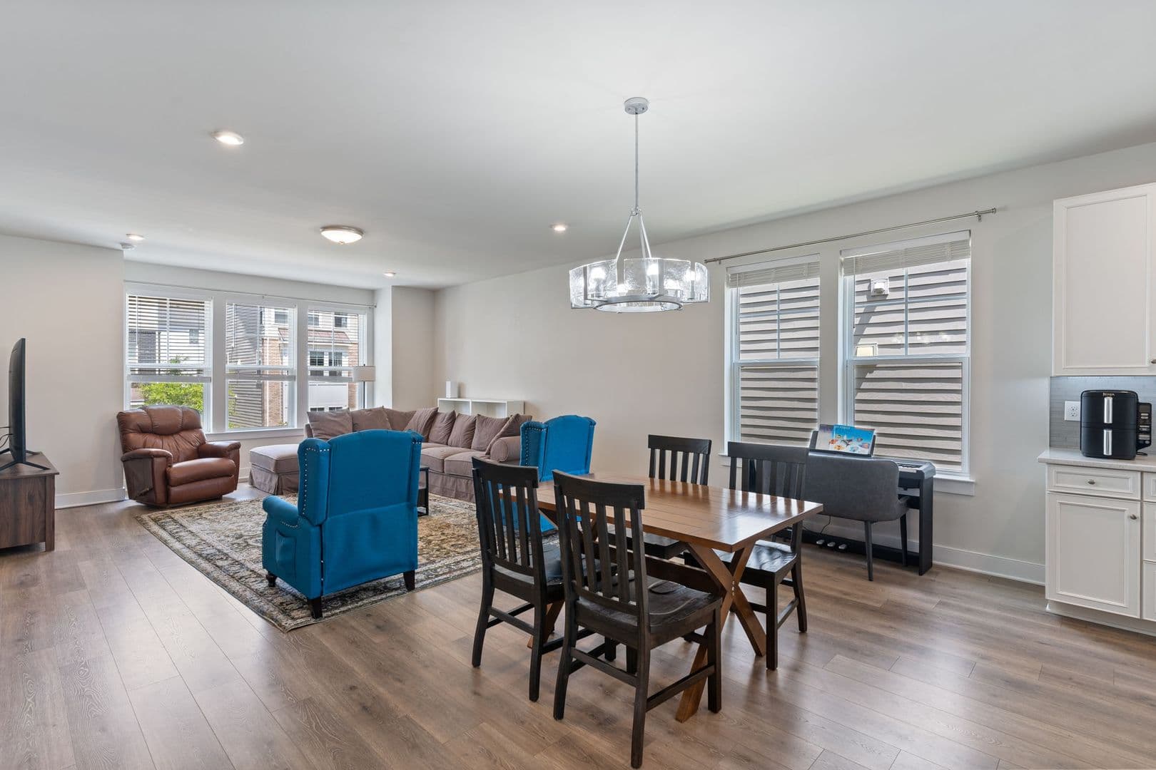Dumfries House: 17713 Longspur Cove Lane