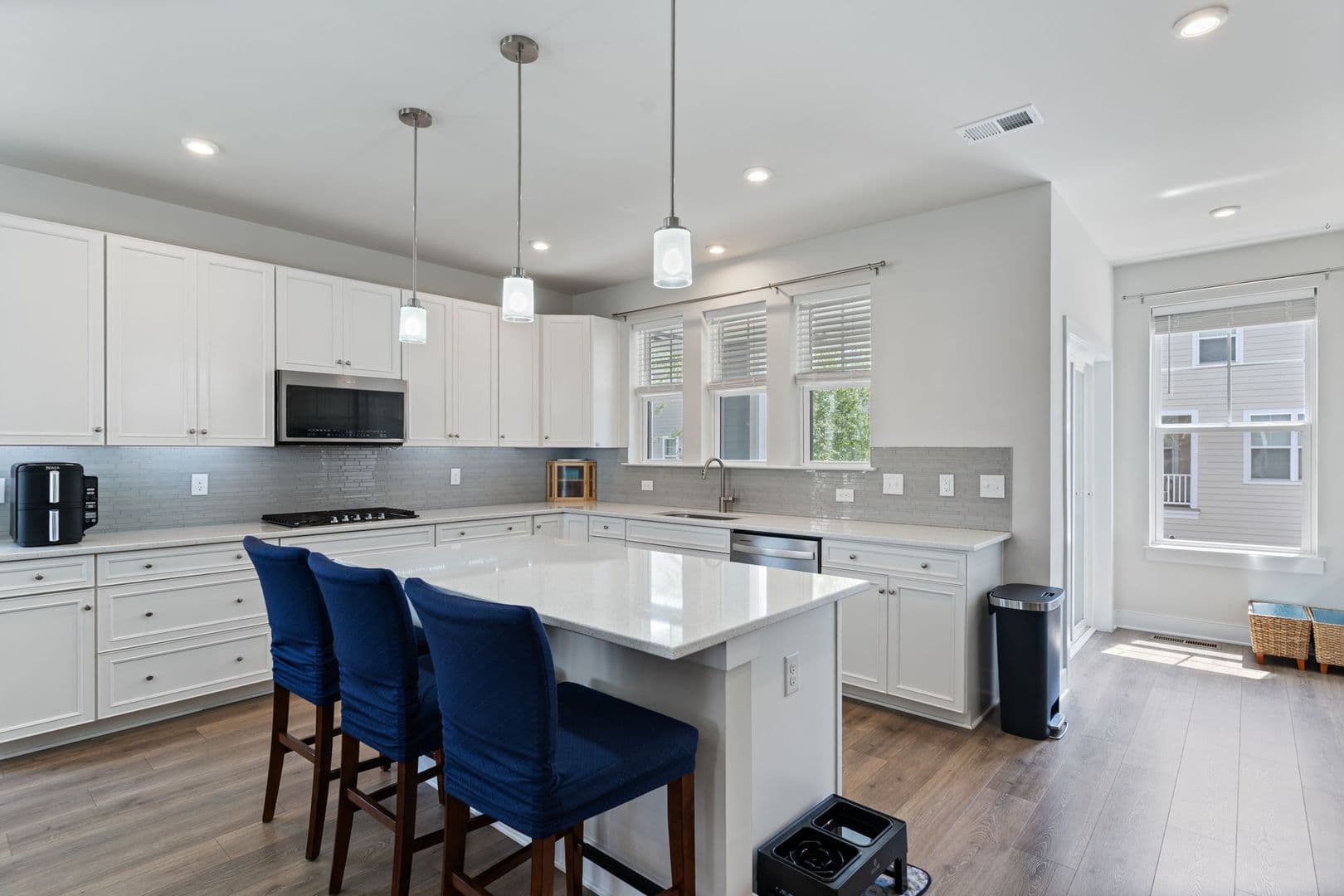 Dumfries House: 17713 Longspur Cove Lane