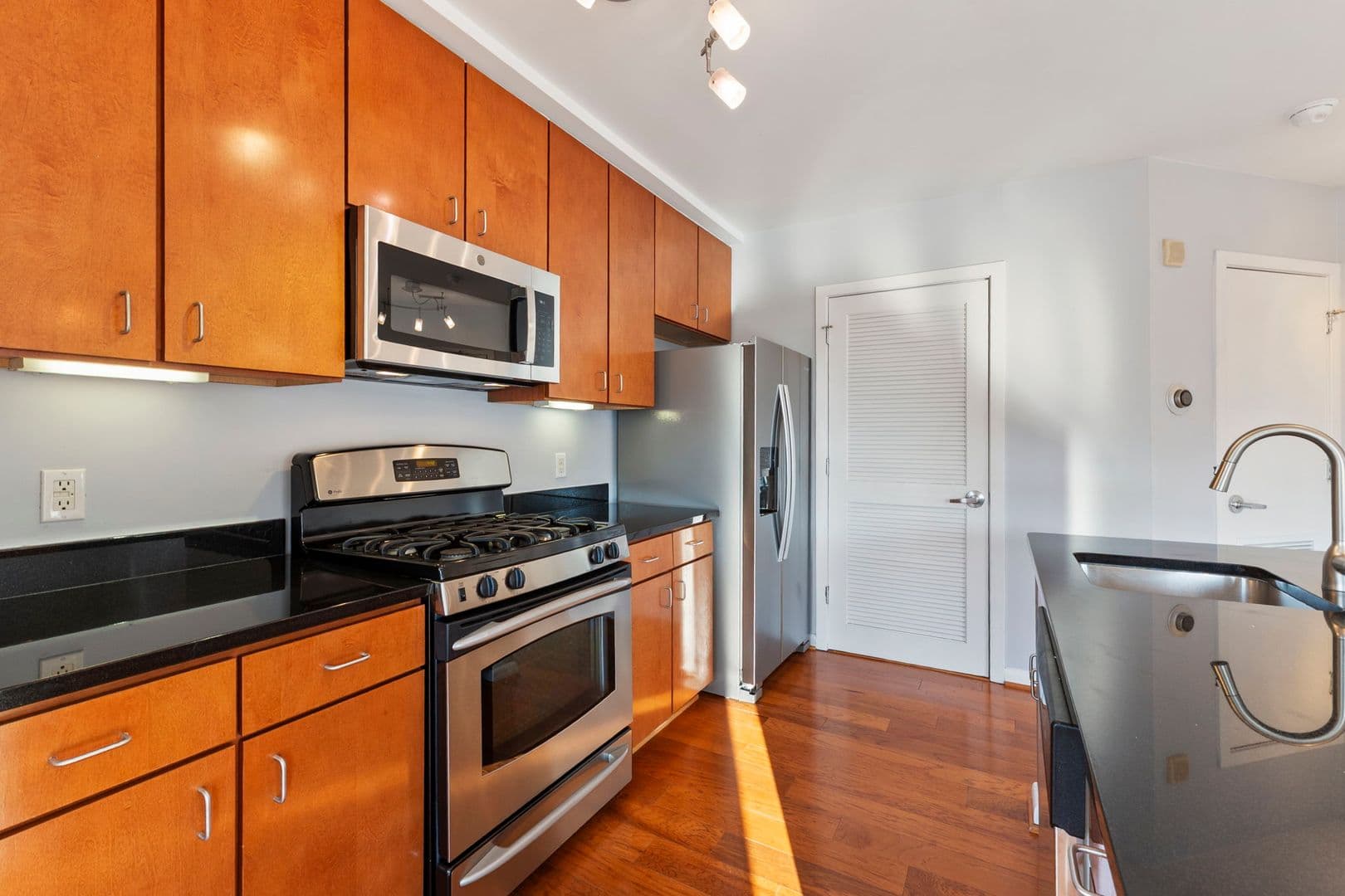 Washington House: 1001 L St NW