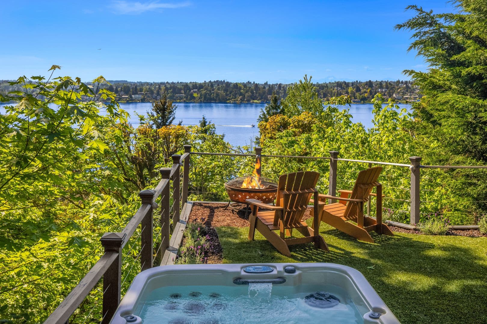 Mercer Island House: 7447 W Mercer Way