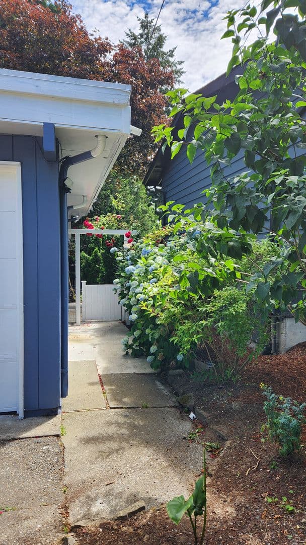 Burien Apartment: 15822 5th Pl S