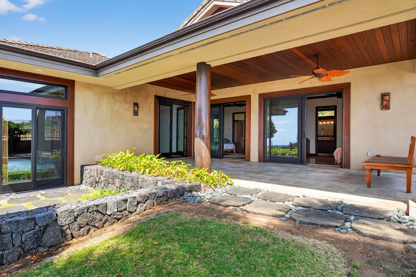 Kealakekua House: 81-580 Kaiue St.