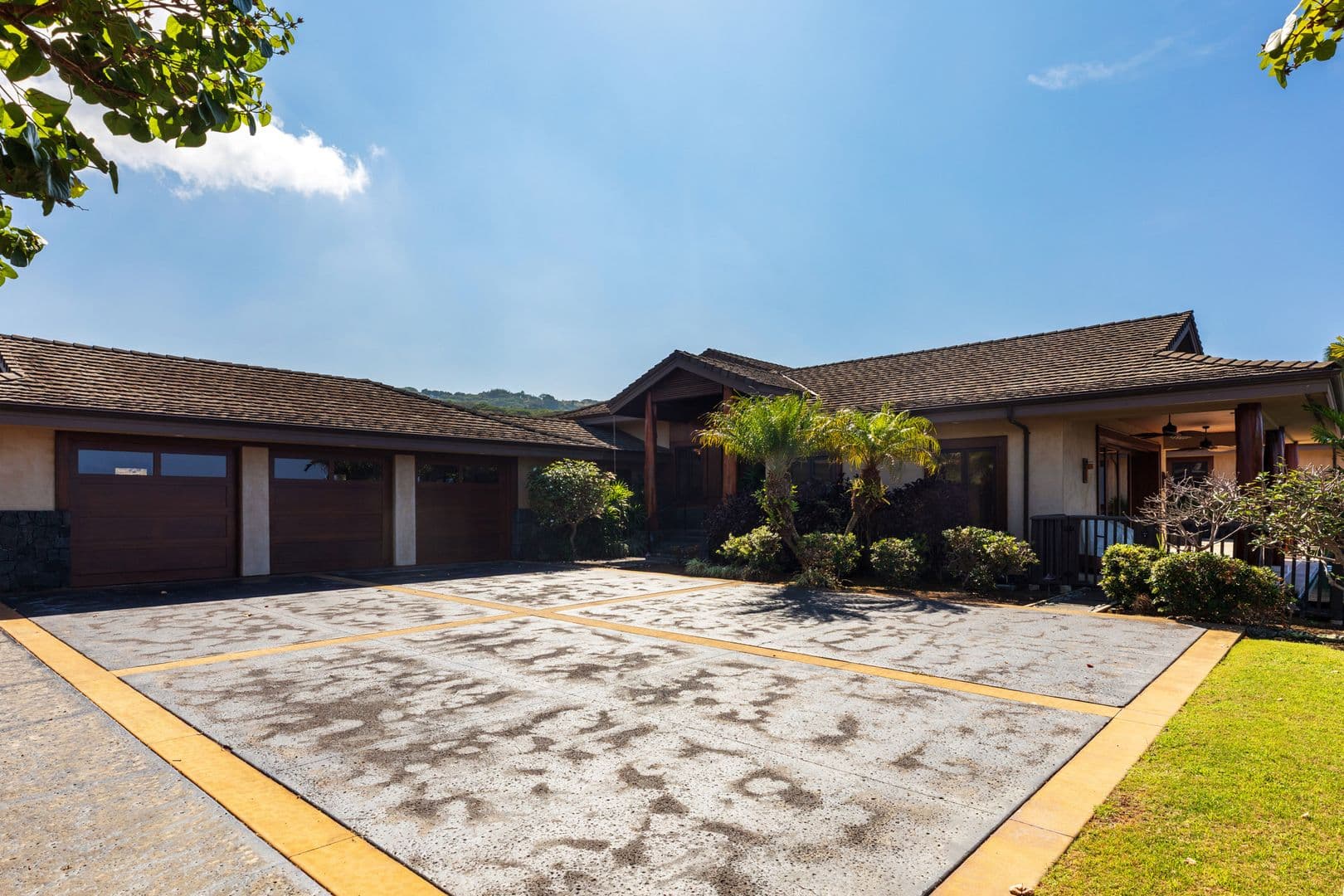 Kealakekua House: 81-580 Kaiue St.