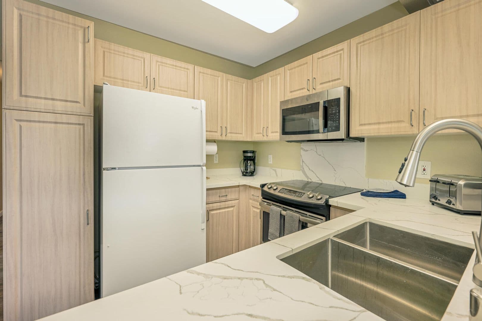Kapolei House: 92-1543 Aliinui Drive 4E