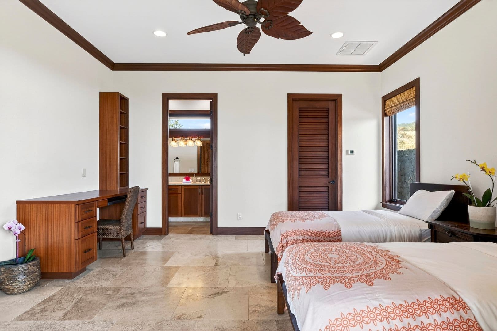 Kealakekua House: 81-580 Kaiue St.