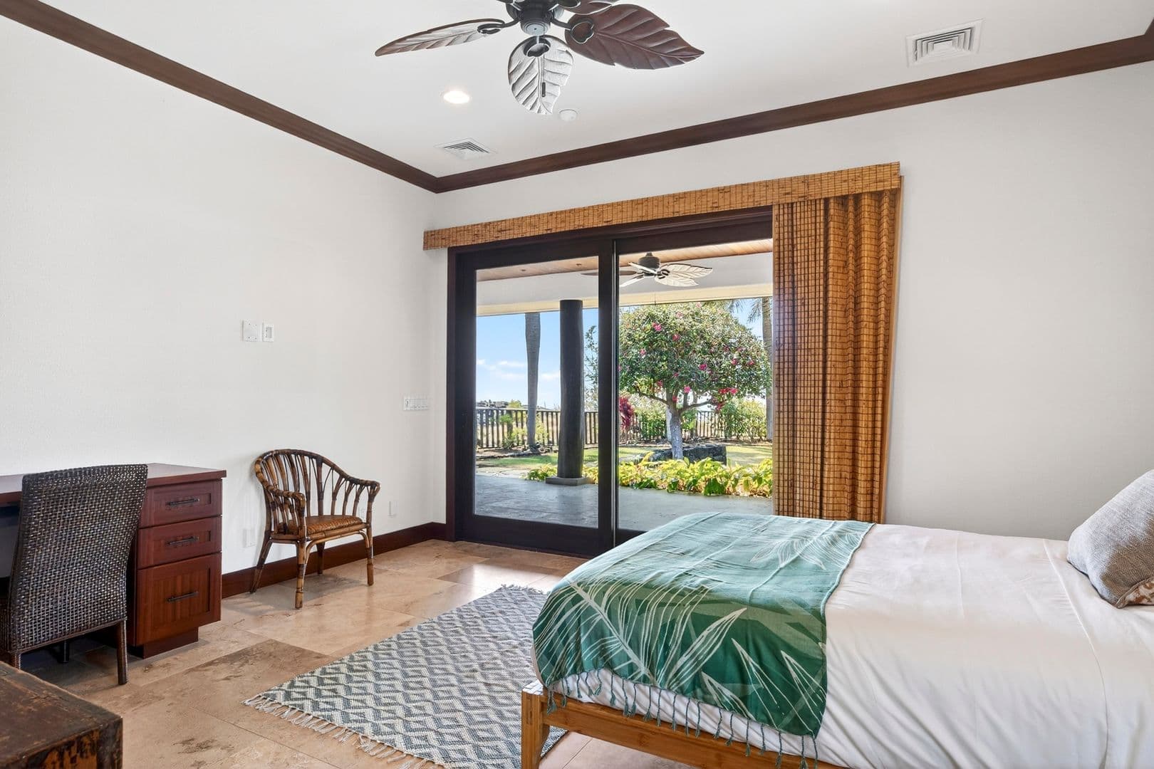 Kealakekua House: 81-580 Kaiue St.