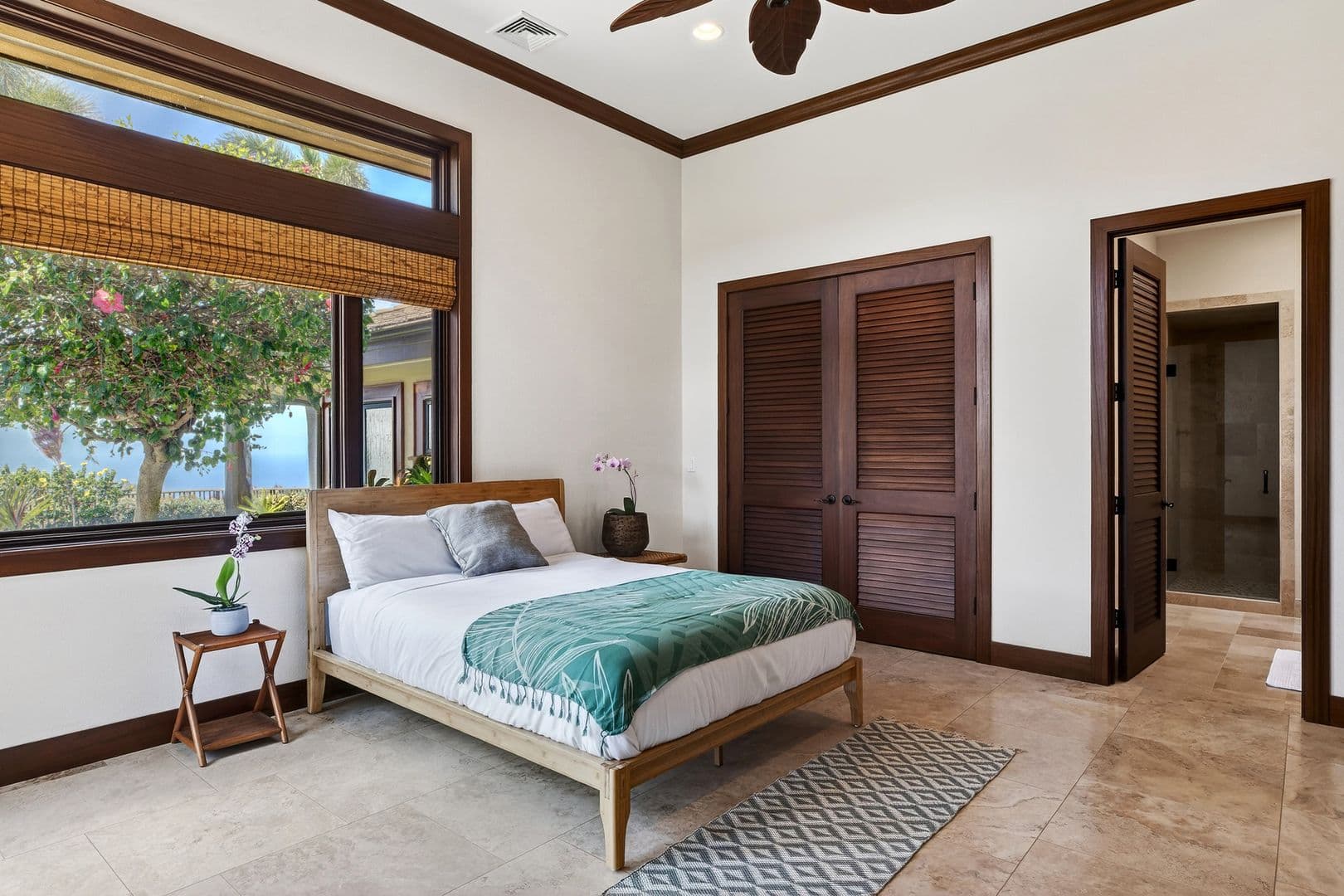 Kealakekua House: 81-580 Kaiue St.