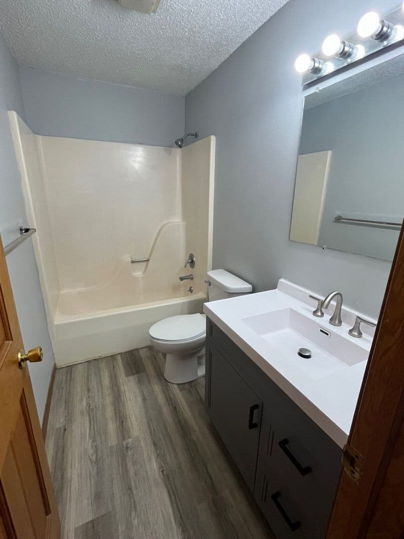 Iowa City Apartment: 327 S Lucas