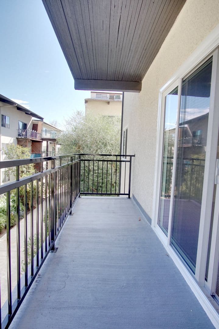 Encino Condo: 5460 White Oak Ave., Unit G217
