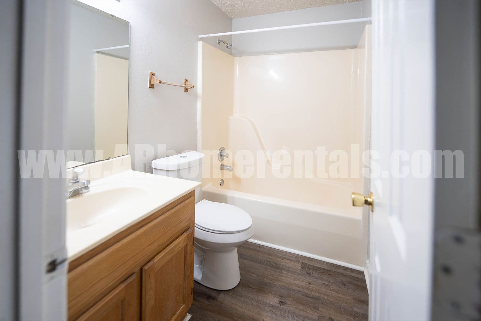 Conway Apartment: 2415 Washington Avenue