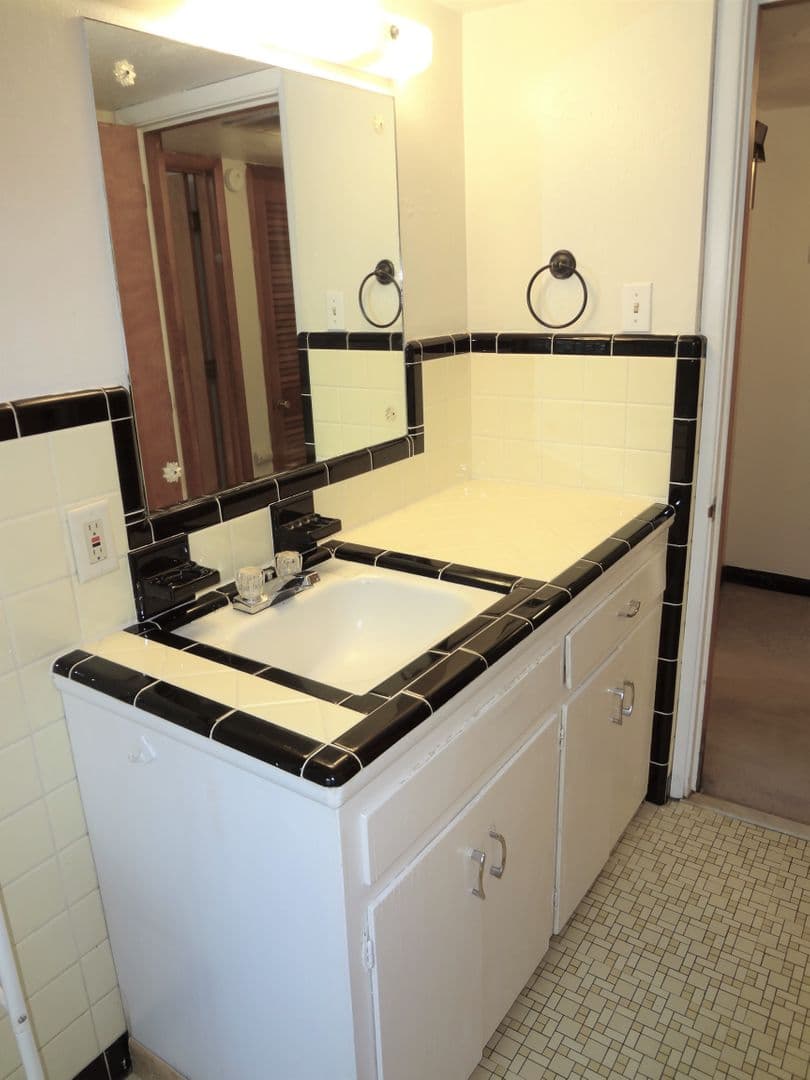 Columbia Apartment: 400 Mimosa Court, Apt. 1