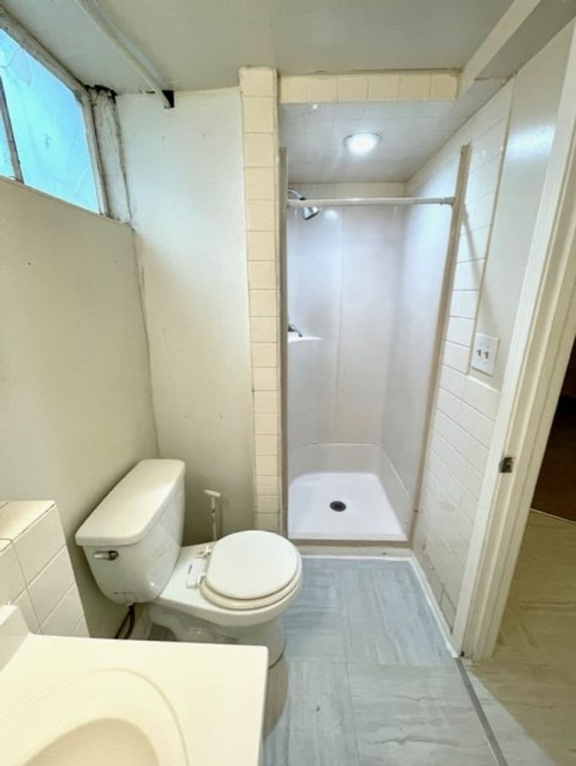 Columbia Apartment: 1203 E. Walnut - D