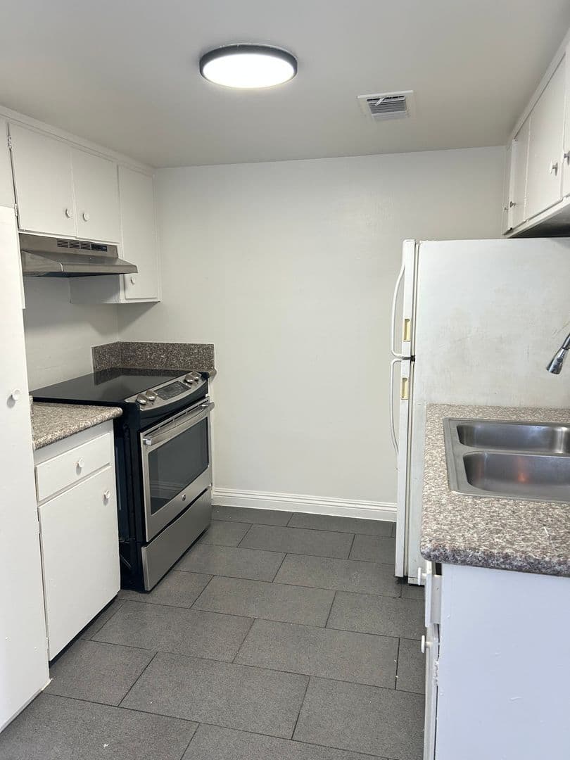 Las Vegas Apartment: 3840 Hazelwood St