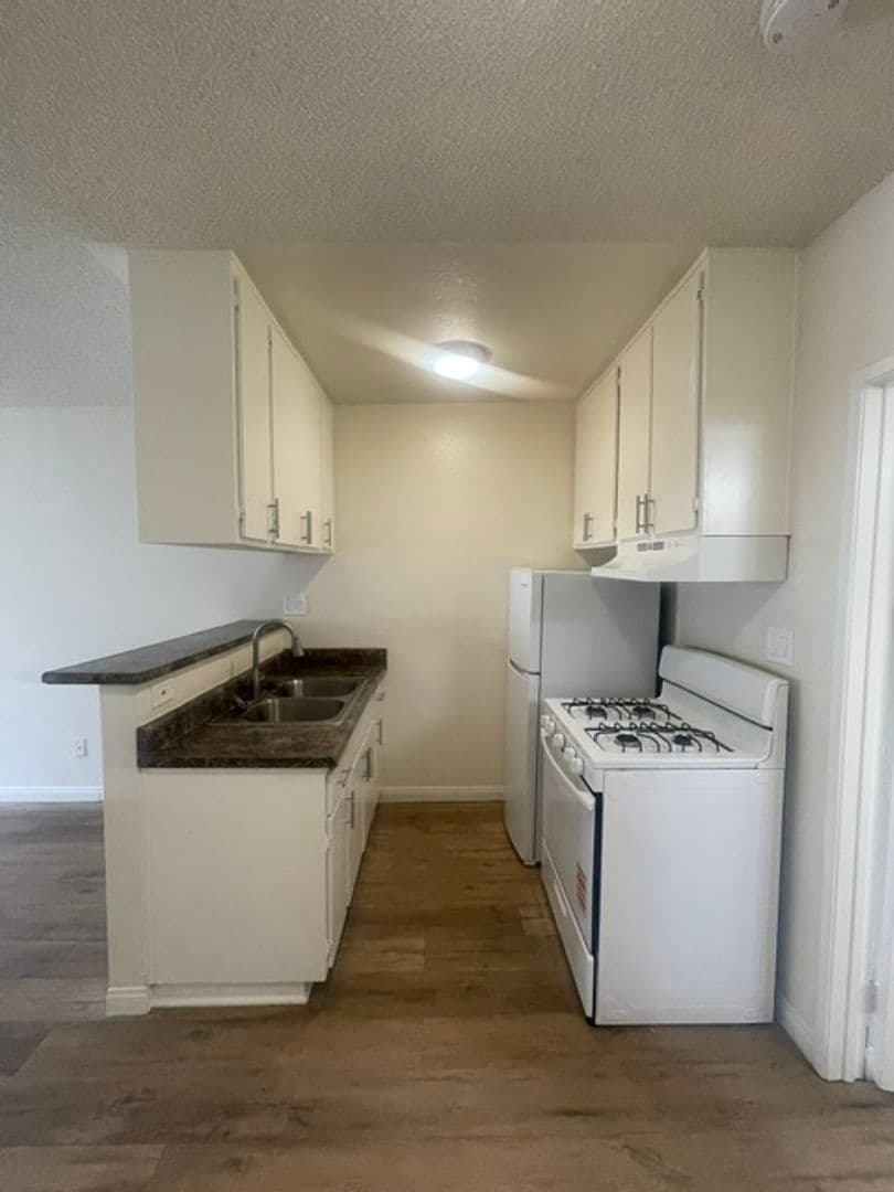 N Hollywood Apartment: 8240 Whitsett Ave