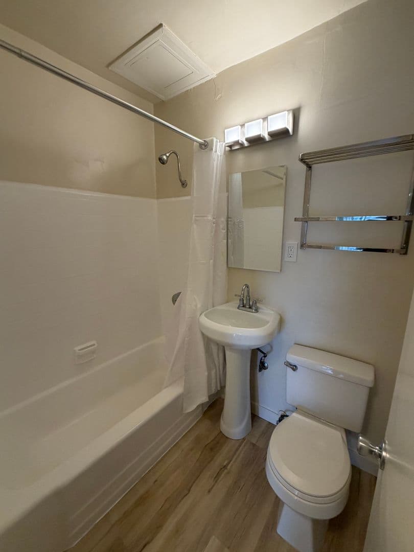 Los Angeles Apartment: 1661 Sawtelle Blvd