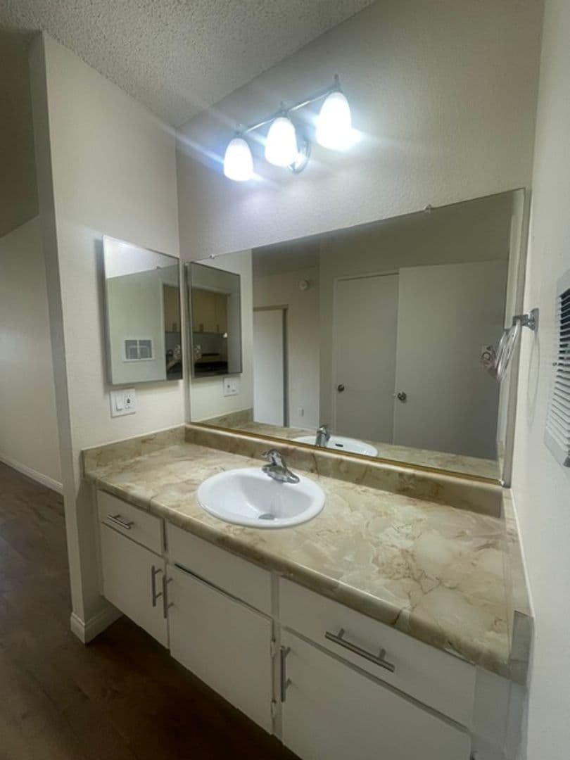 N Hollywood Apartment: 8240 Whitsett Ave