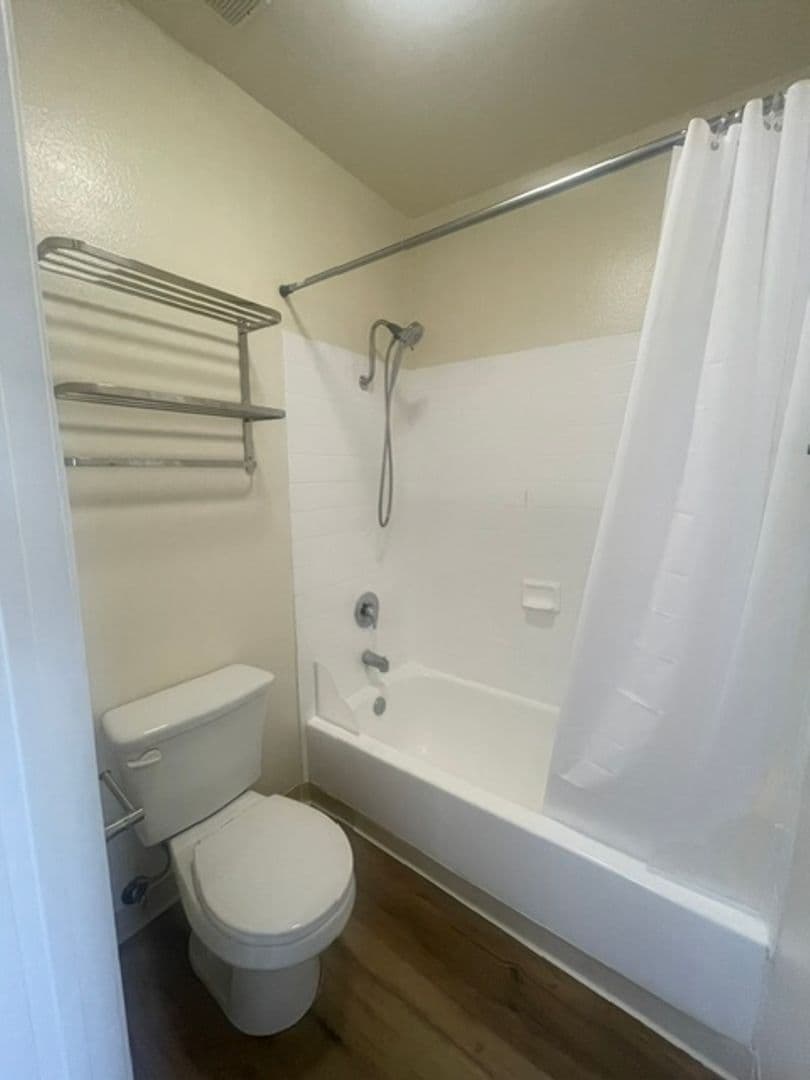 N Hollywood Apartment: 8240 Whitsett Ave