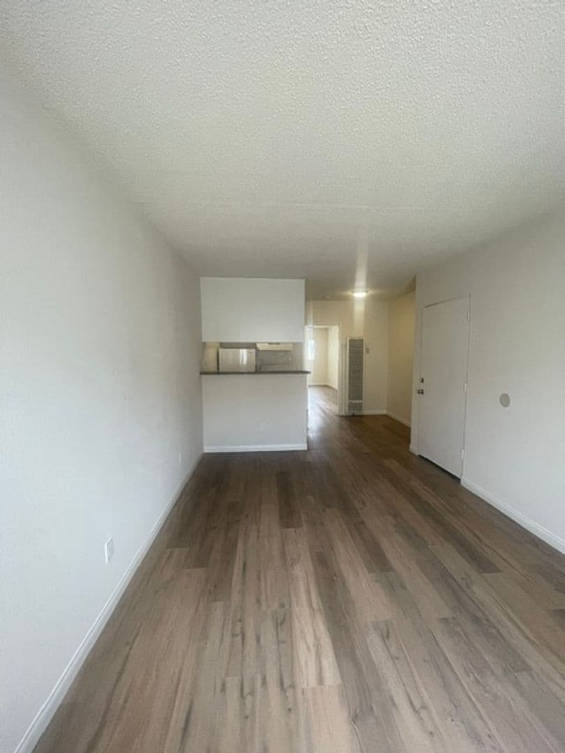 N Hollywood Apartment: 8240 Whitsett Ave