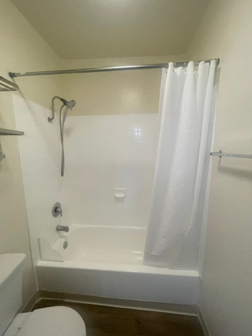 N Hollywood Apartment: 8240 Whitsett Ave
