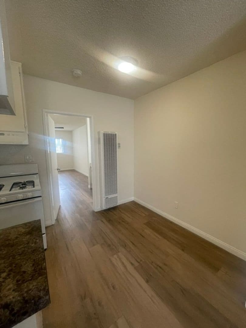 N Hollywood Apartment: 8240 Whitsett Ave