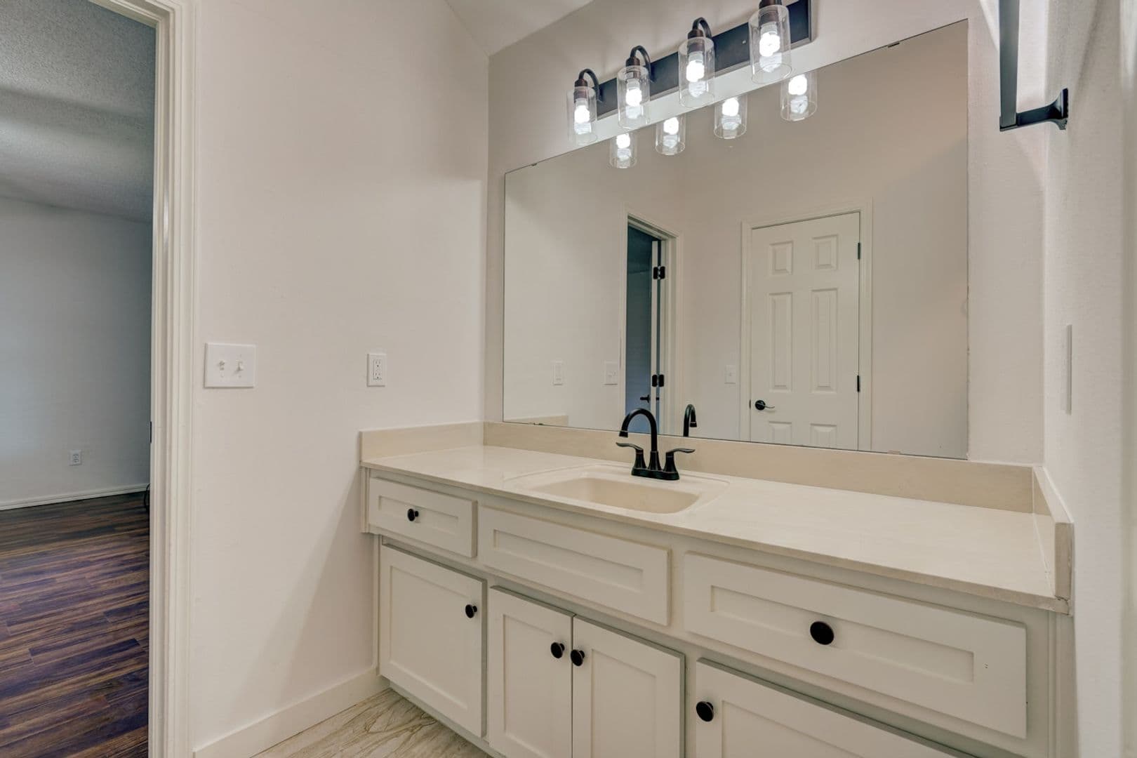 Edmond House: 1617 Raquel Dr