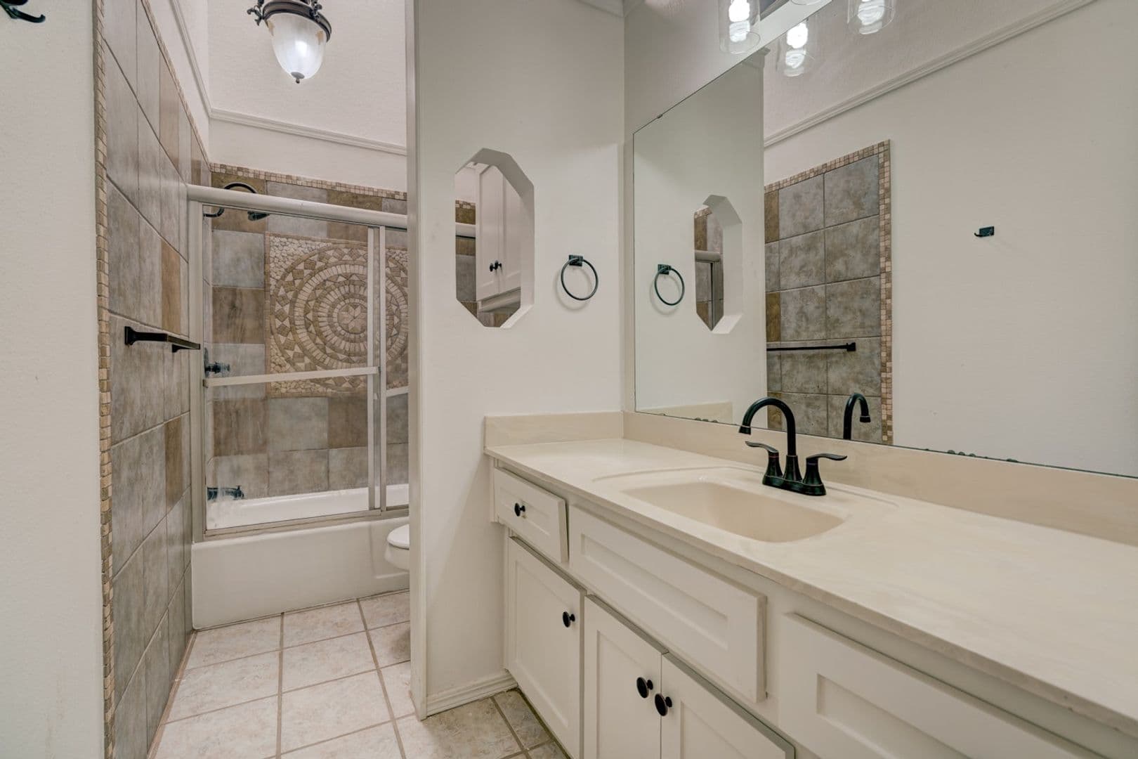 Edmond House: 1617 Raquel Dr