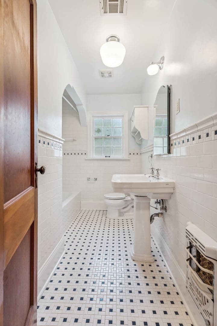Edmond House: 308 E 5th St