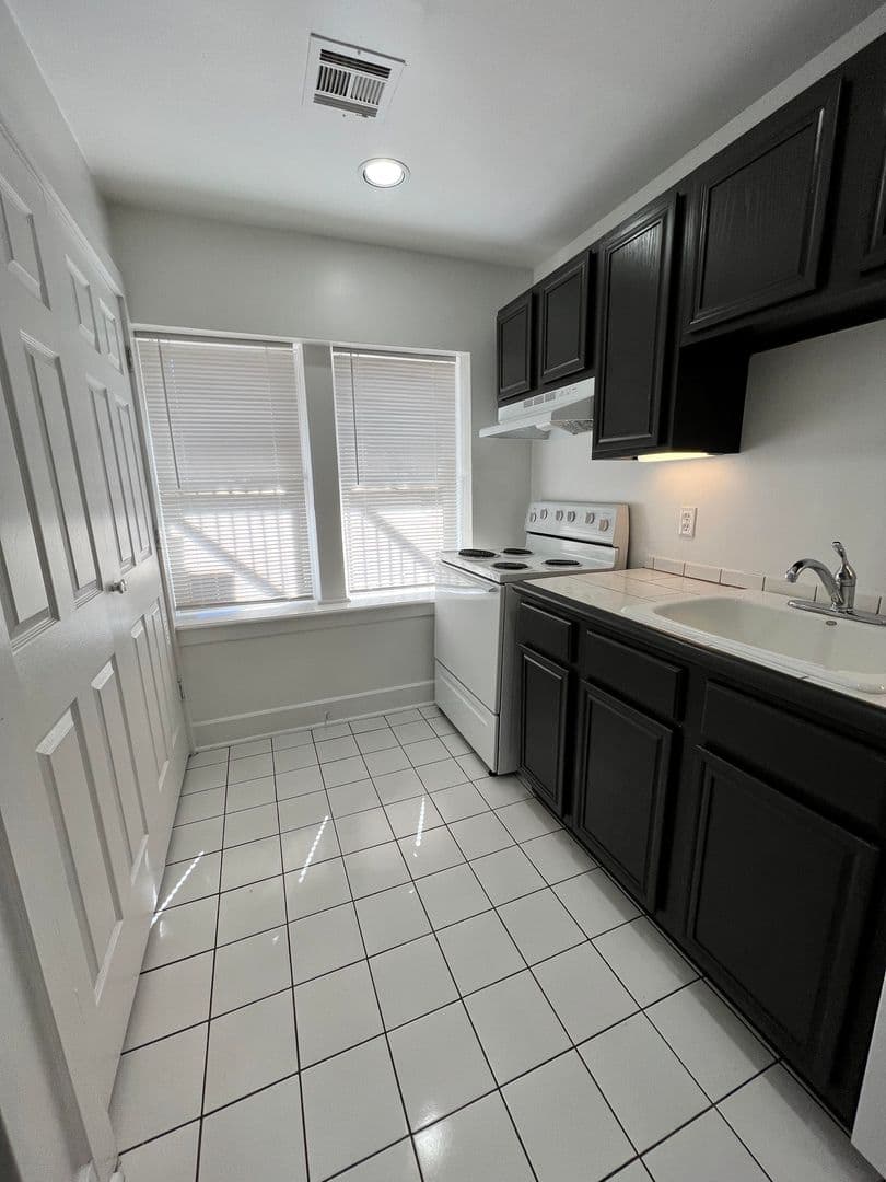 Tulsa Apartment: 1530 e 14th st