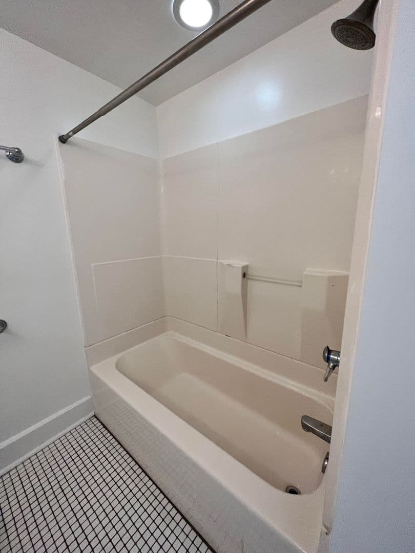 Tulsa Apartment: 1530 e 14th st