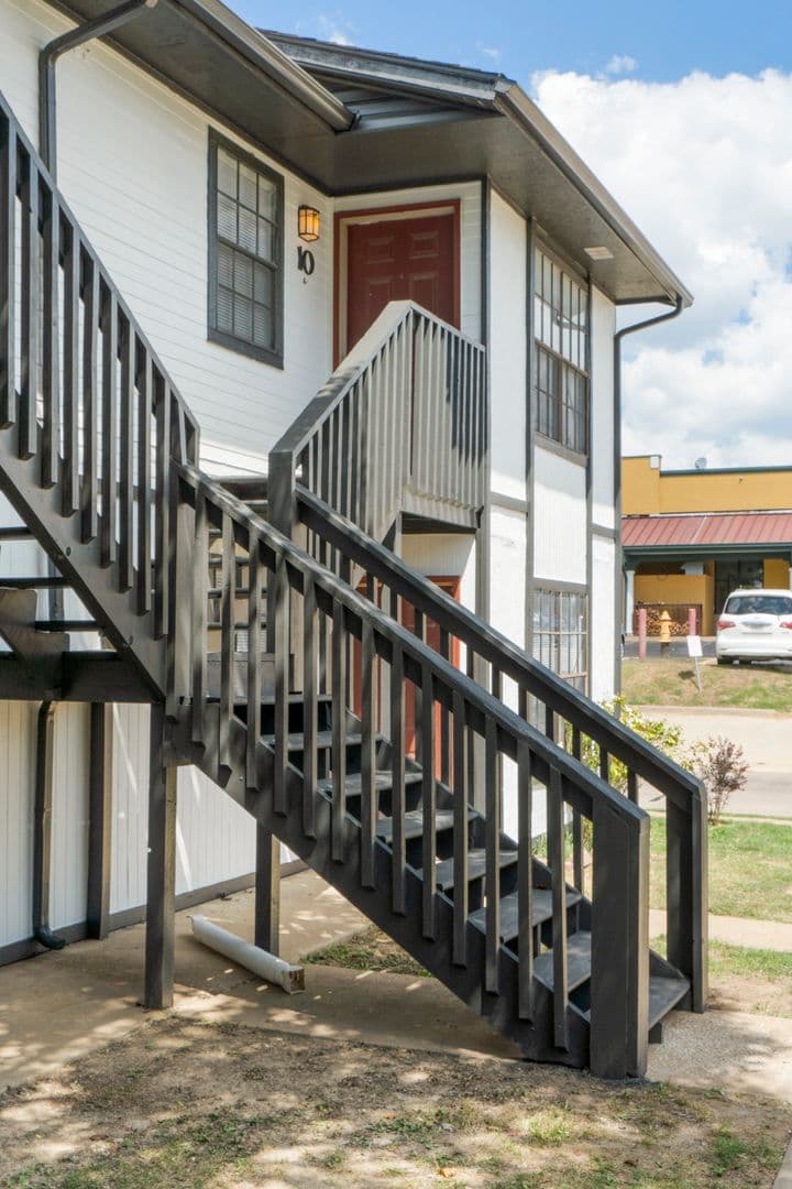 Claremore Apartment: 2090 S Lynn Riggs Blvd