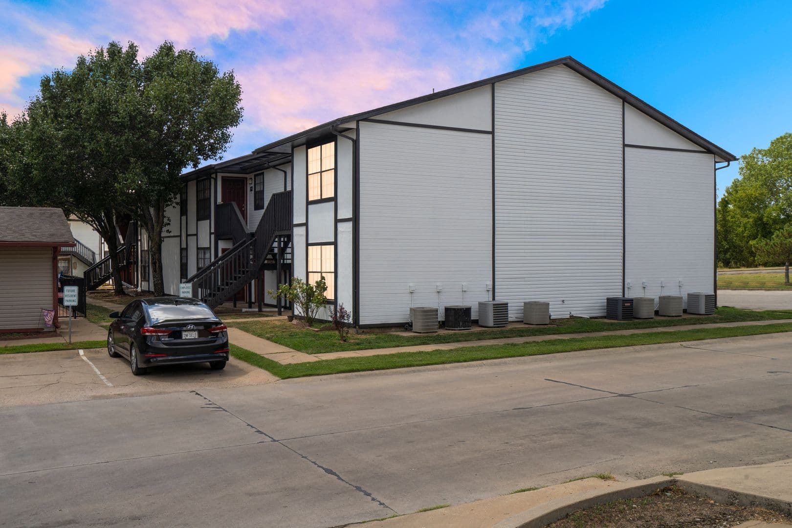 Claremore Apartment: 2090 S Lynn Riggs Blvd
