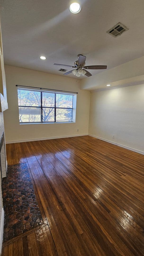 Tulsa Apartment: 1530 e 14th st