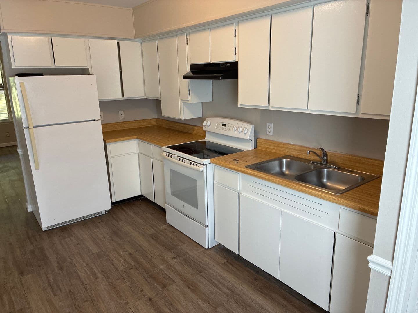 Kingsland Apartment: 421 W King Ave