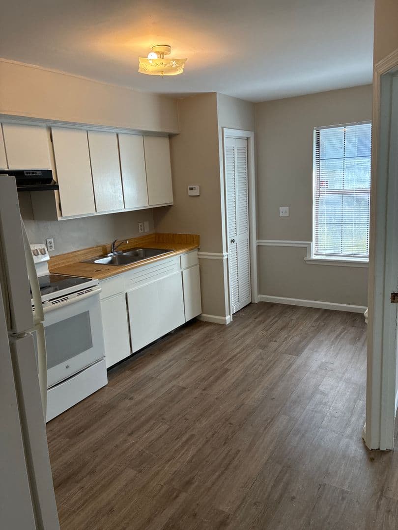 Kingsland Apartment: 421 W King Ave