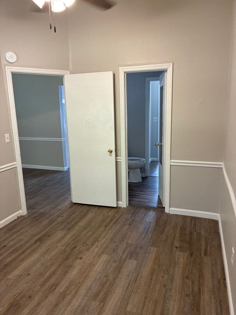Kingsland Apartment: 421 W King Ave