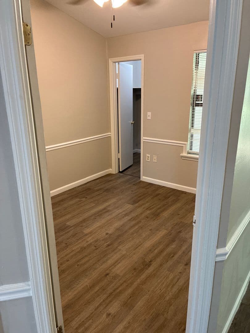 Kingsland Apartment: 421 W King Ave