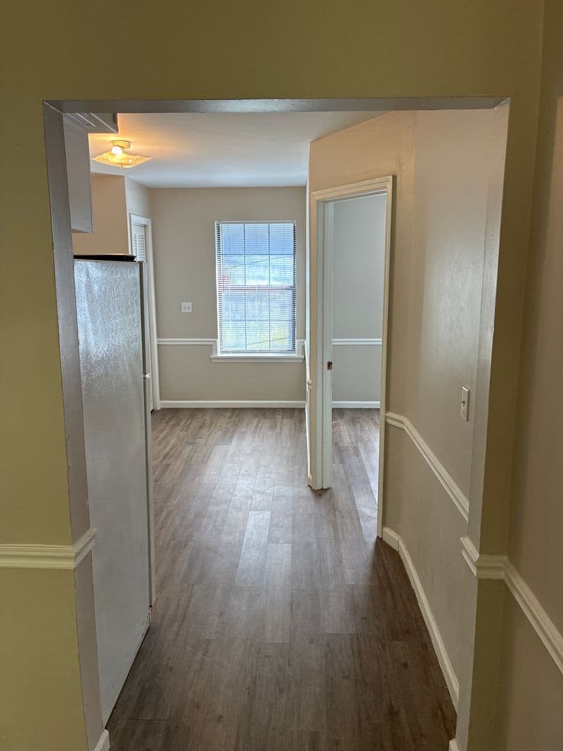 Kingsland Apartment: 421 W King Ave
