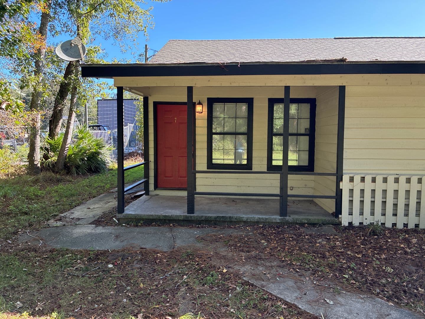 Kingsland Apartment: 421 W King Ave