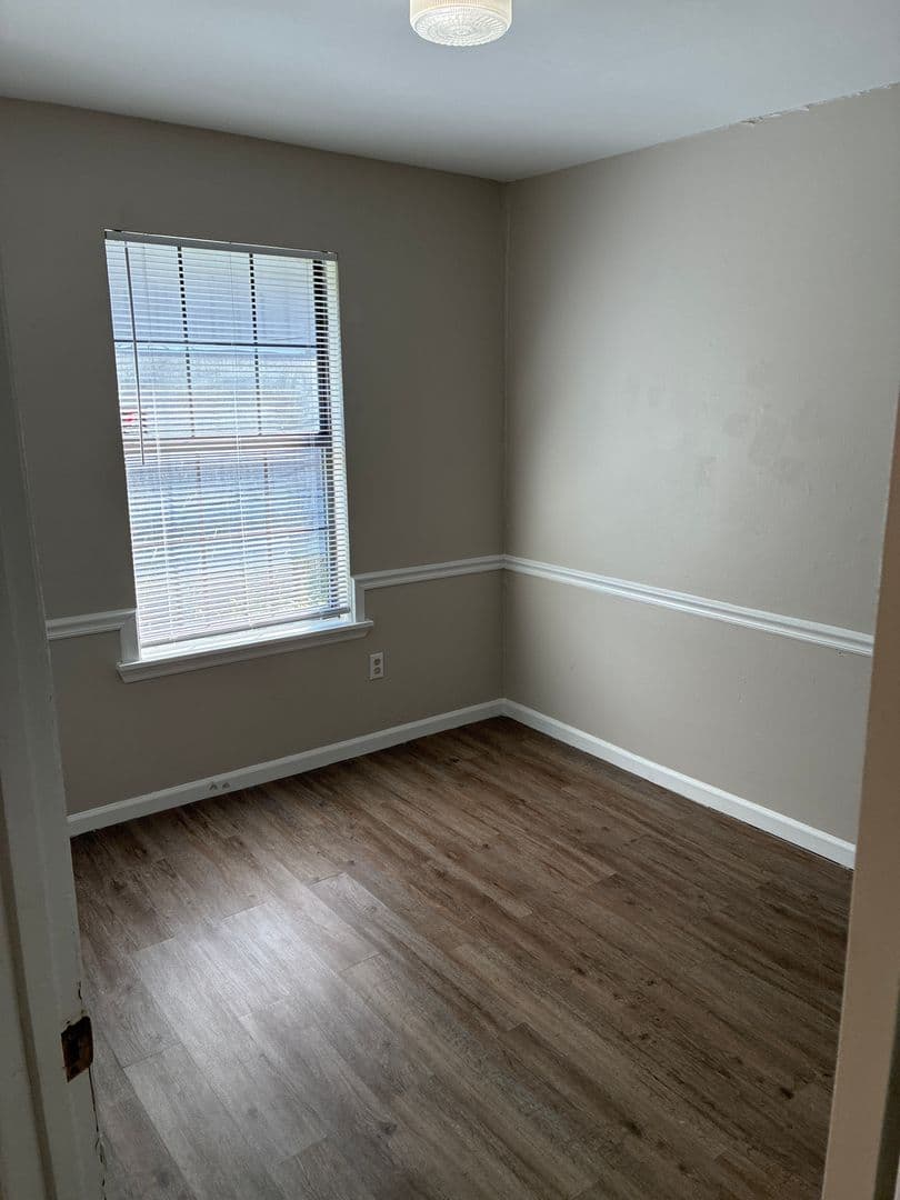 Kingsland Apartment: 421 W King Ave