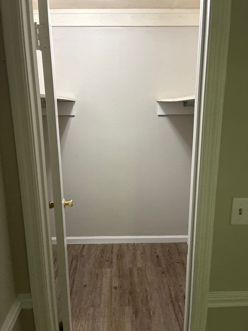 Kingsland Apartment: 421 W King Ave