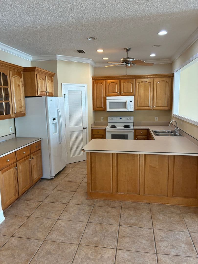 Kingsland House: 173 Austin Ryan Dr