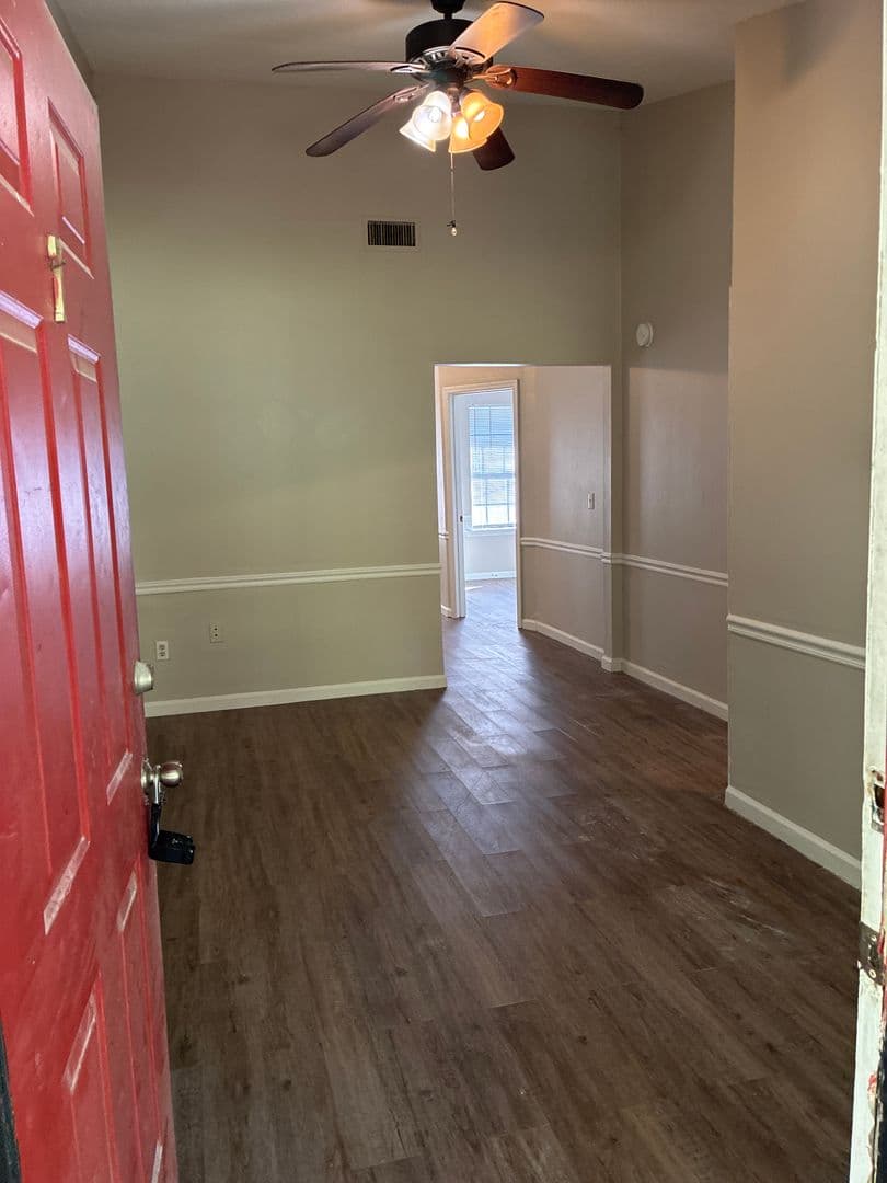 Kingsland Apartment: 421 W King Ave