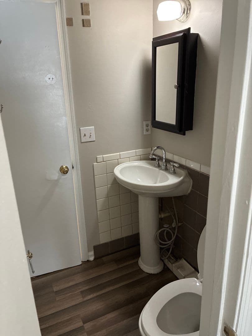 Kingsland Apartment: 421 W King Ave