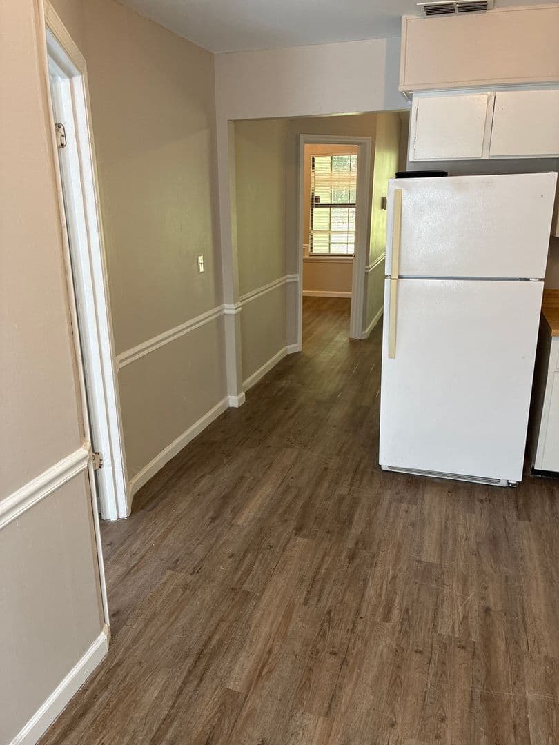 Kingsland Apartment: 421 W King Ave