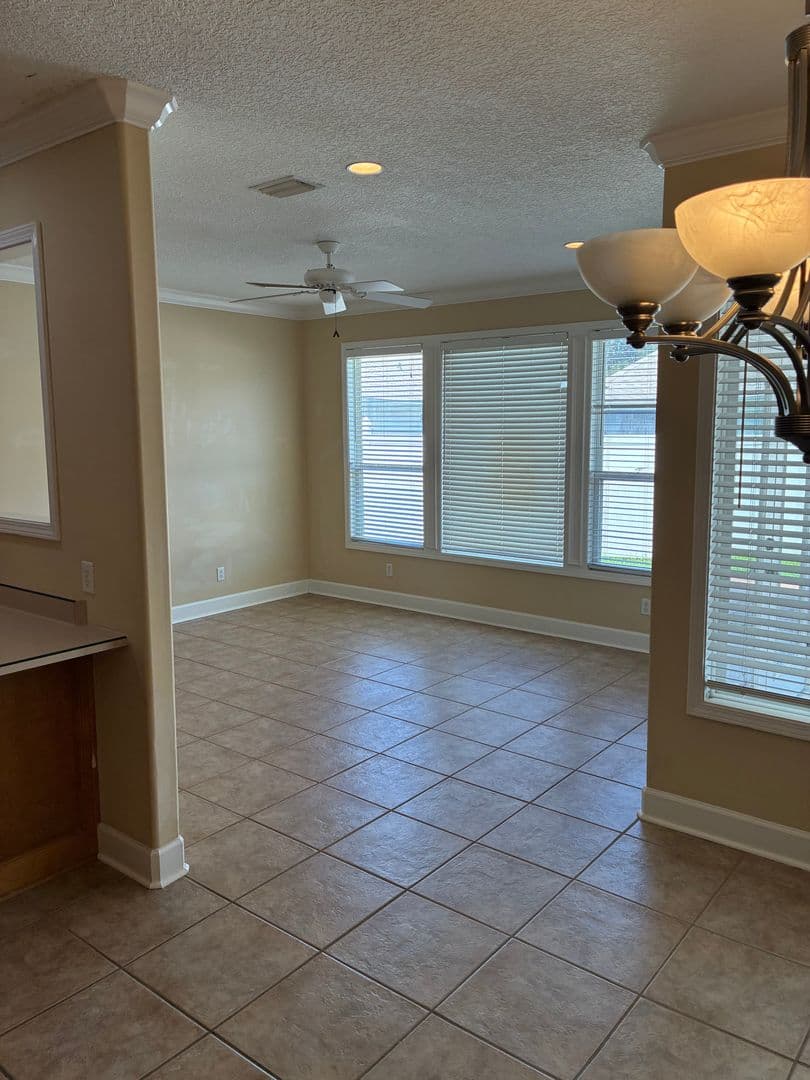 Kingsland House: 173 Austin Ryan Dr