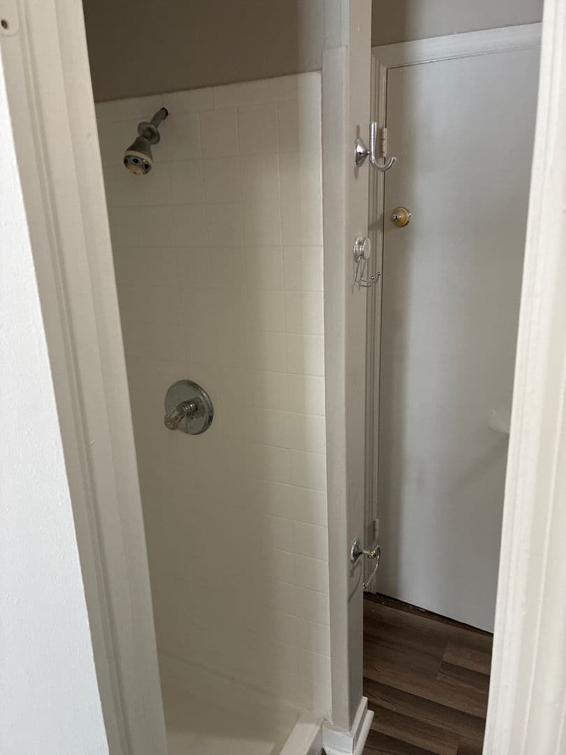 Kingsland Apartment: 421 W King Ave